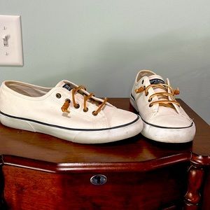 Sperry top siders. Size 8.5. Minimal wear and “discolorations”.